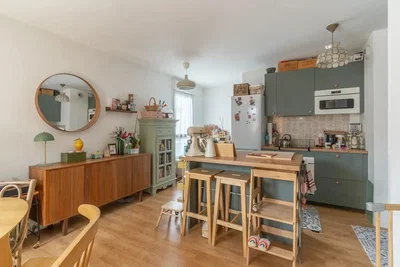 Küche; küchengeräte, holzboden, tageslicht, moderner stil