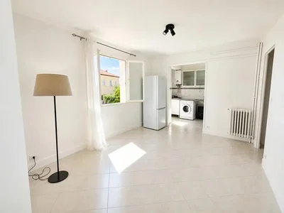 Wohnzimmer; fliesenboden, tageslicht, küchengeräte
