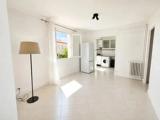 Wohnzimmer; fliesenboden, tageslicht, küchengeräte