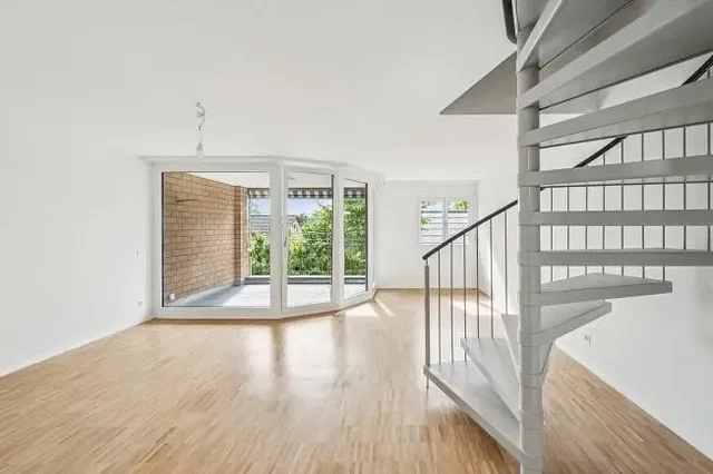 Woonkamer; houten vloer, natuurlijk licht