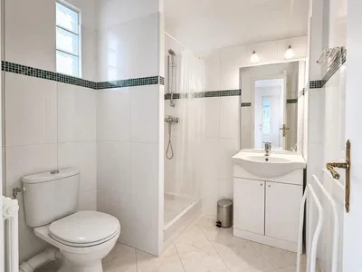 Badezimmer; fliesenboden, tageslicht, renoviert