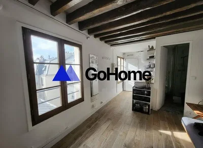 Woonkamer; houten balken, houten vloer, natuurlijk licht