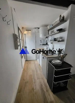 Keuken; keukenapparatuur, tegelvloer, houten vloer, natuurlijk licht