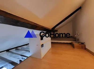 Kinderkamer; houten vloer, houten balken, natuurlijk licht