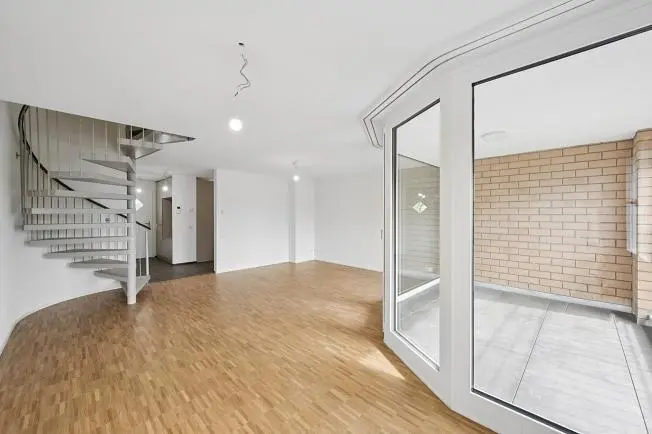 Woonkamer; houten vloer, natuurlijk licht