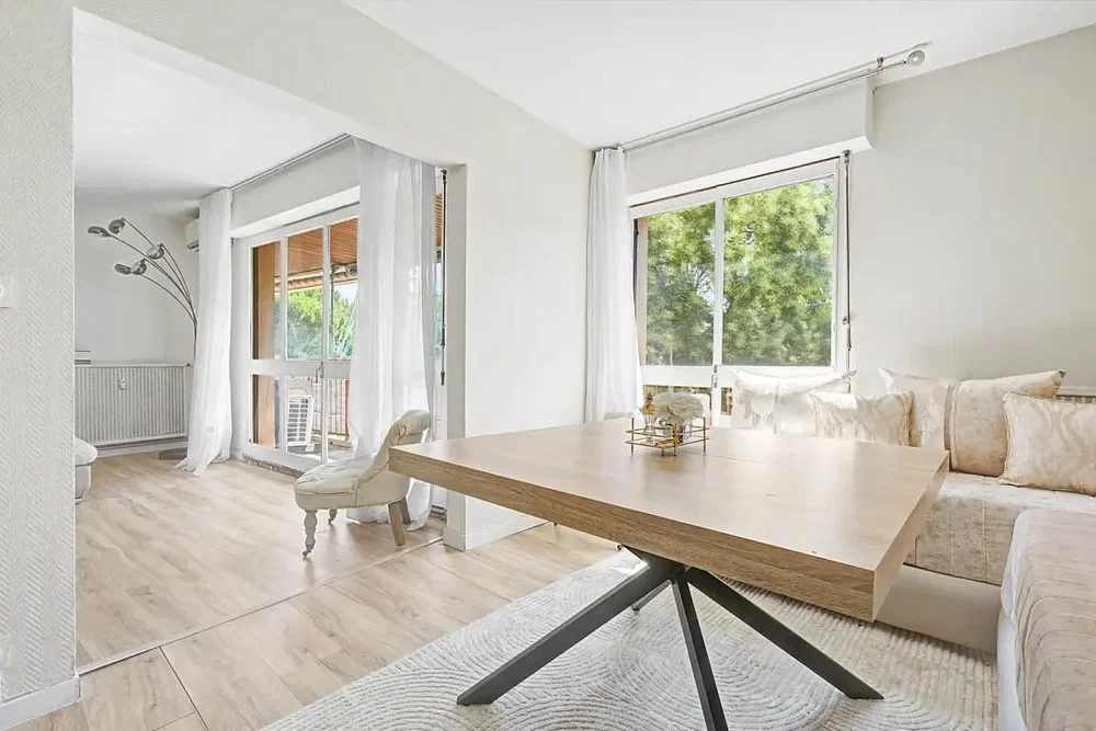 Wohnzimmer; holzboden, tageslicht, moderner stil