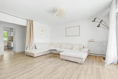 Wohnzimmer; holzboden, tageslicht, moderner stil