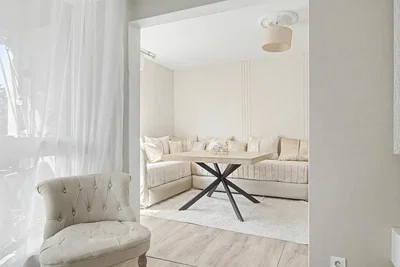 Wohnzimmer; tageslicht, moderner stil, holzboden