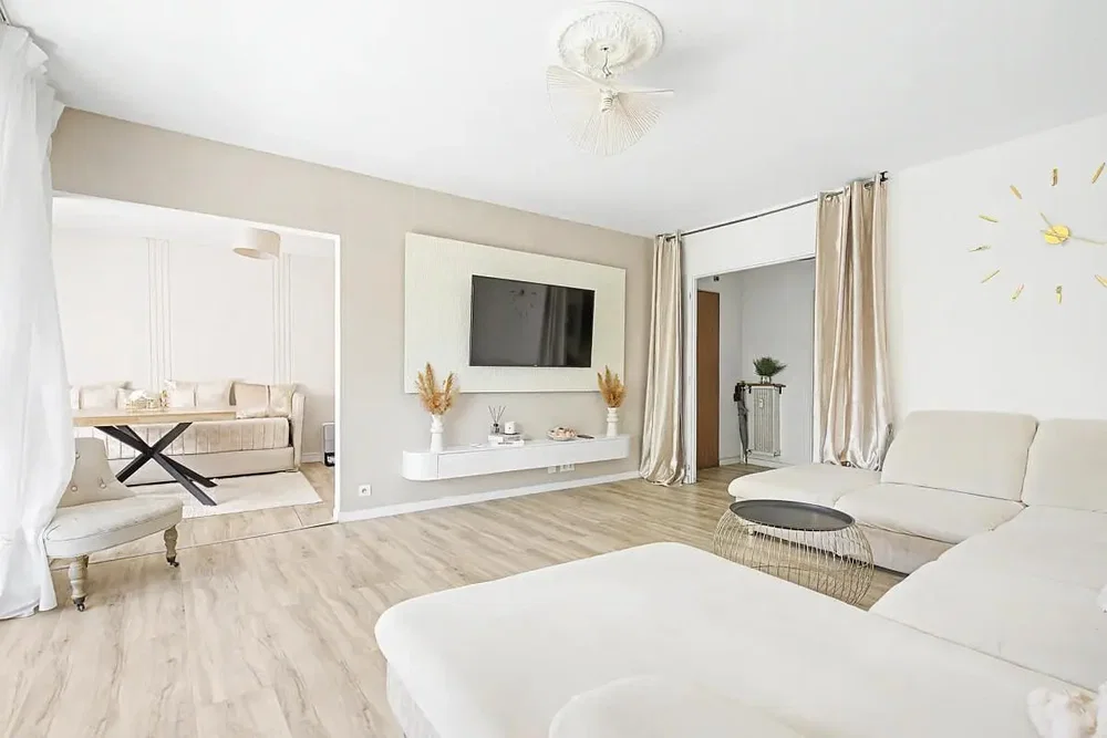Wohnzimmer; moderner stil, holzboden, tageslicht