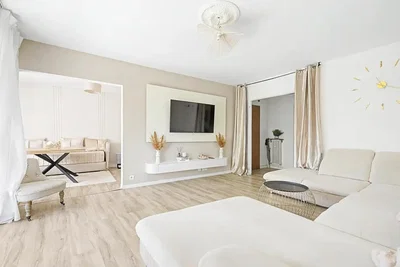 Wohnzimmer; moderner stil, holzboden, tageslicht