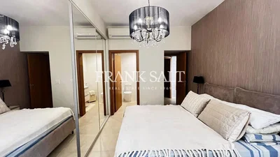 Yatak odası; doğal ışık, ahşap kirişler, modern stil