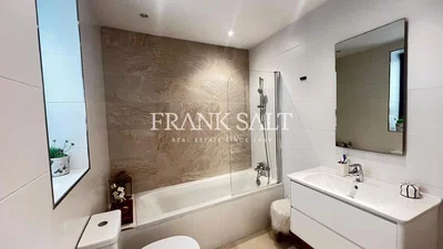 Banyo; fayans zemin, tadilatlı, doğal ışık