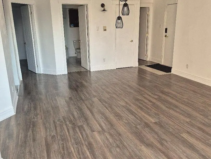 Salon; parquet, carrelage, lumière naturelle