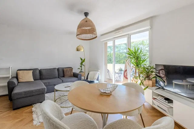 Living room; natural light, wood floor, modern style