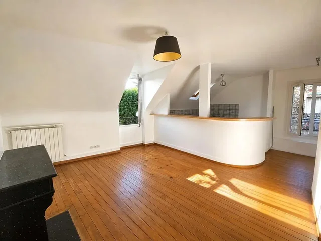 Wohnzimmer; holzboden, tageslicht