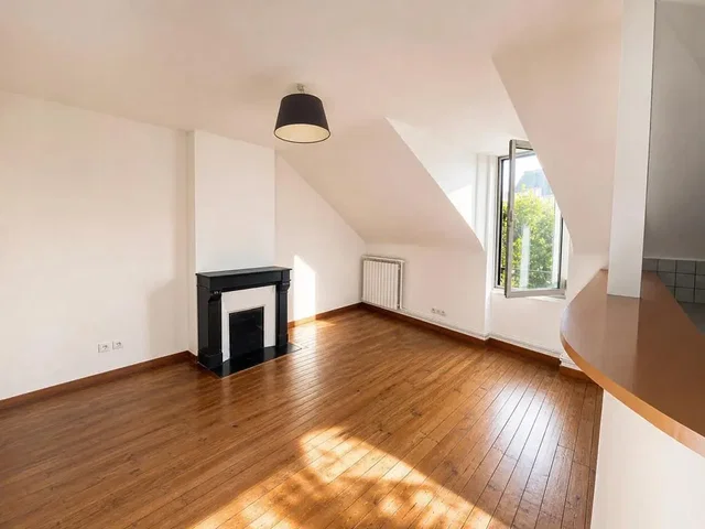 Wohnzimmer; holzboden, kamin, tageslicht