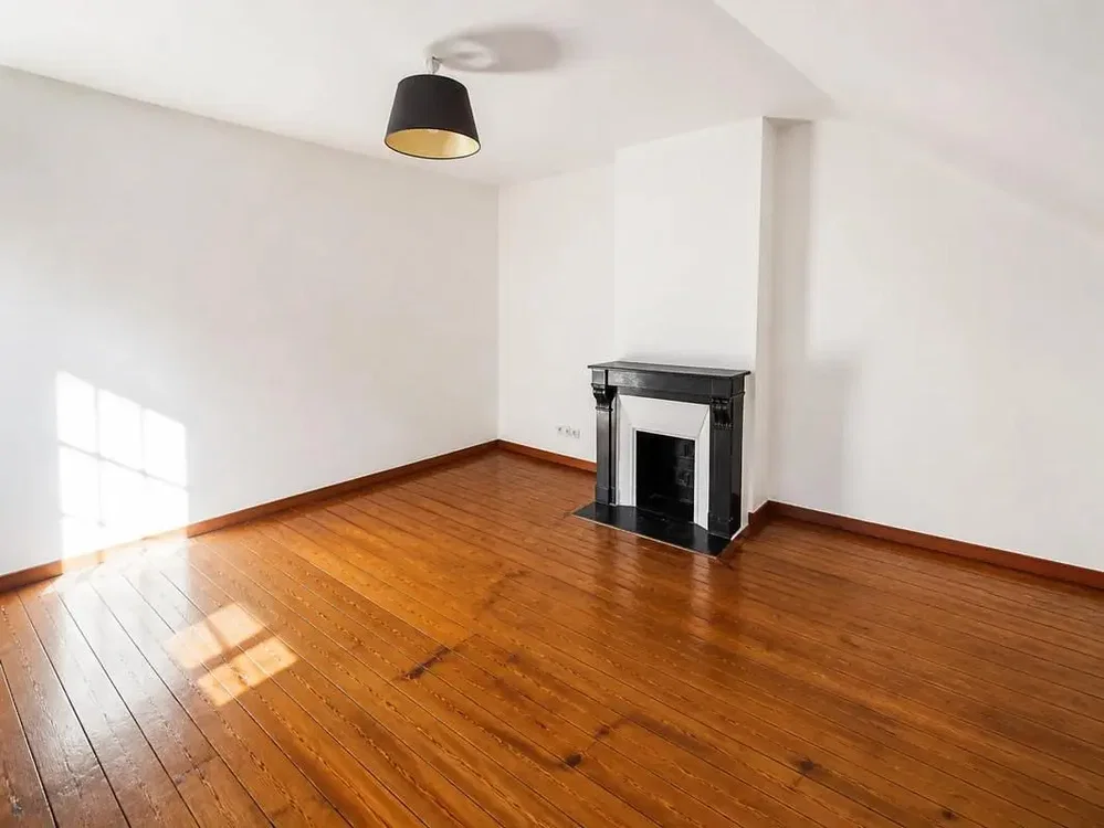 Wohnzimmer; holzboden, kamin, tageslicht