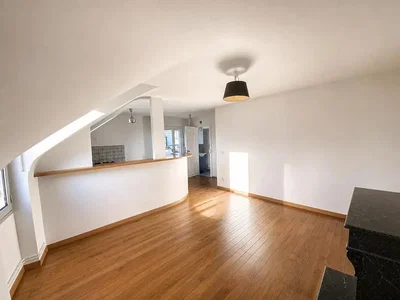 Wohnzimmer; holzboden, tageslicht