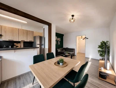 Kuhinja; kuhinjski aparati, drveni pod, prirodno svjetlo, moderni stil