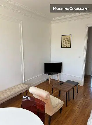 Woonkamer; houten vloer, natuurlijk licht