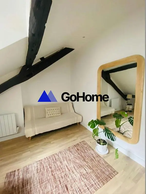 Woonkamer; houten balken, houten vloer, natuurlijk licht