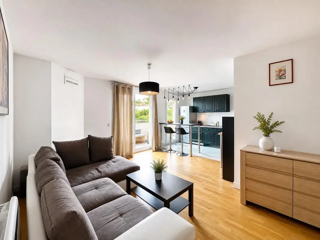 Wohnzimmer; tageslicht, holzboden, moderner stil