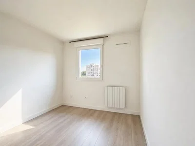 Schlafzimmer; tageslicht, holzboden