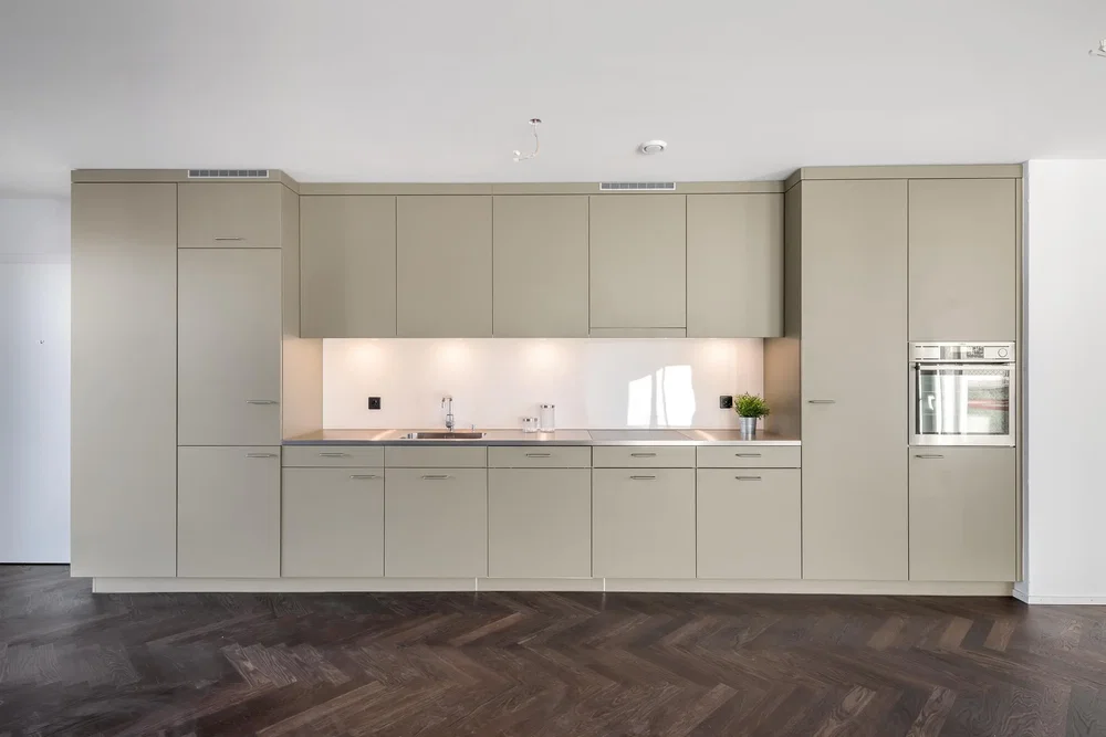 Kuhinja; kućanski aparati, drveni pod, prirodna svjetlost, renoviran, moderan stil