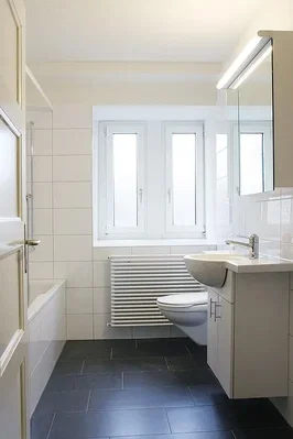 Toalet; pločice, prirodno svjetlo
