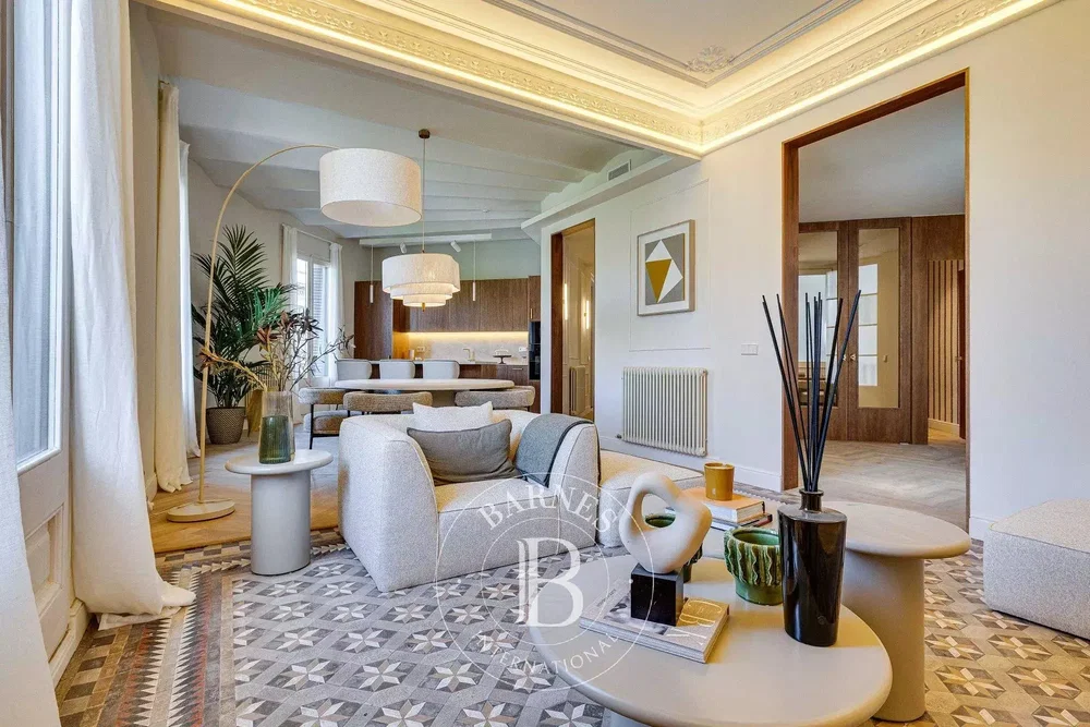 Oturma odası; doğal ışık, modern stil, ahşap zemin
