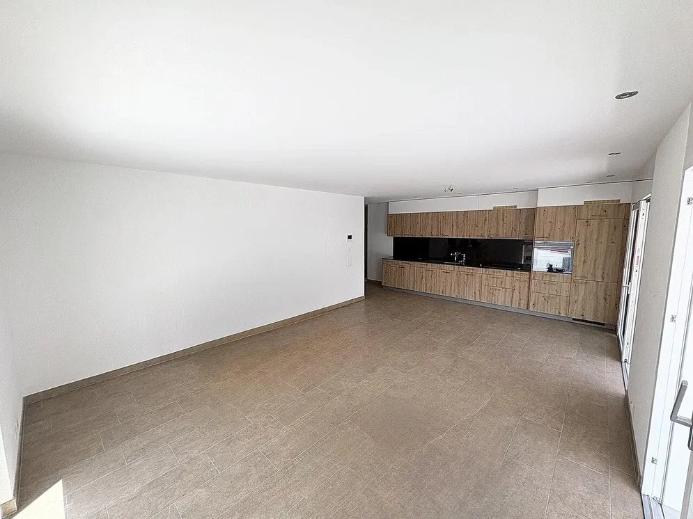 Woonkamer; tegelvloer, natuurlijk licht, keukenapparatuur