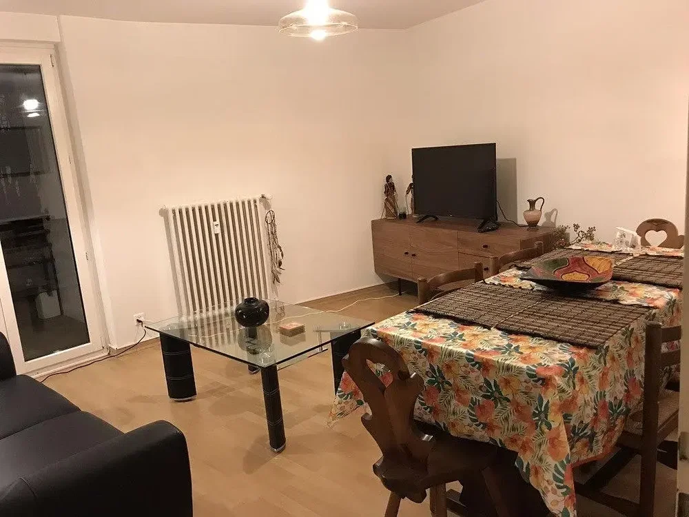 Woonkamer; natuurlijk licht, houten vloer