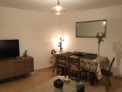 Woonkamer; natuurlijk licht, houten vloer, rustieke stijl
