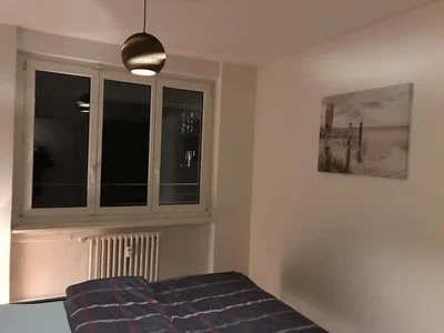 Slaapkamer; natuurlijk licht, donker interieur