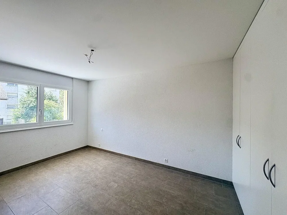 Slaapkamer; tegelvloer, natuurlijk licht, renovatie nodig