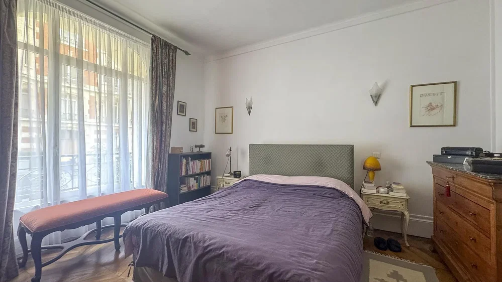 Schlafzimmer; holzboden, tageslicht