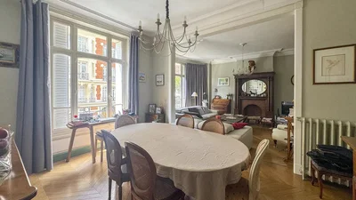 Wohnzimmer; holzboden, tageslicht, rustikaler stil