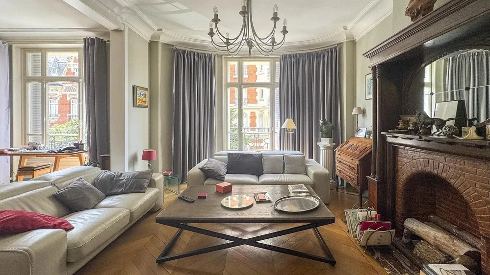 Wohnzimmer; tageslicht, kamin, holzboden, rustikaler stil