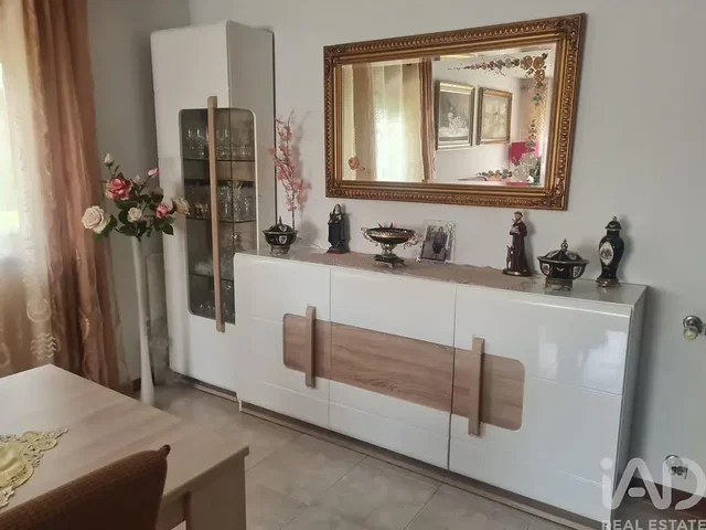 Obývací pokoj; dlažba, přirozené světlo