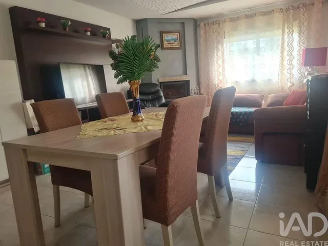 Obývací pokoj; dlažba, přirozené světlo, moderní styl