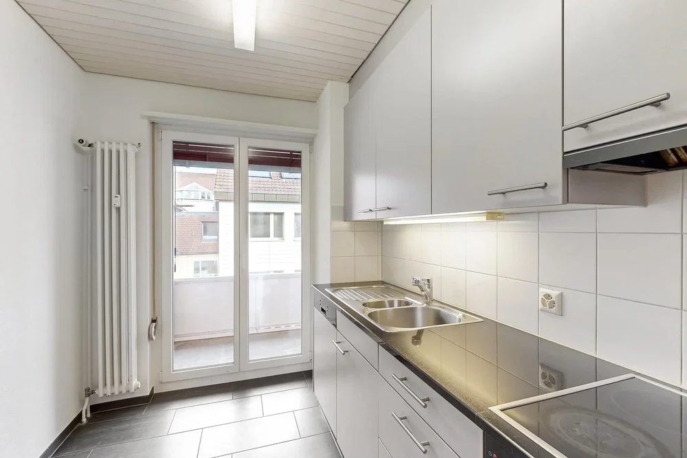 Keuken; keukenapparatuur, tegelvloer, natuurlijk licht
