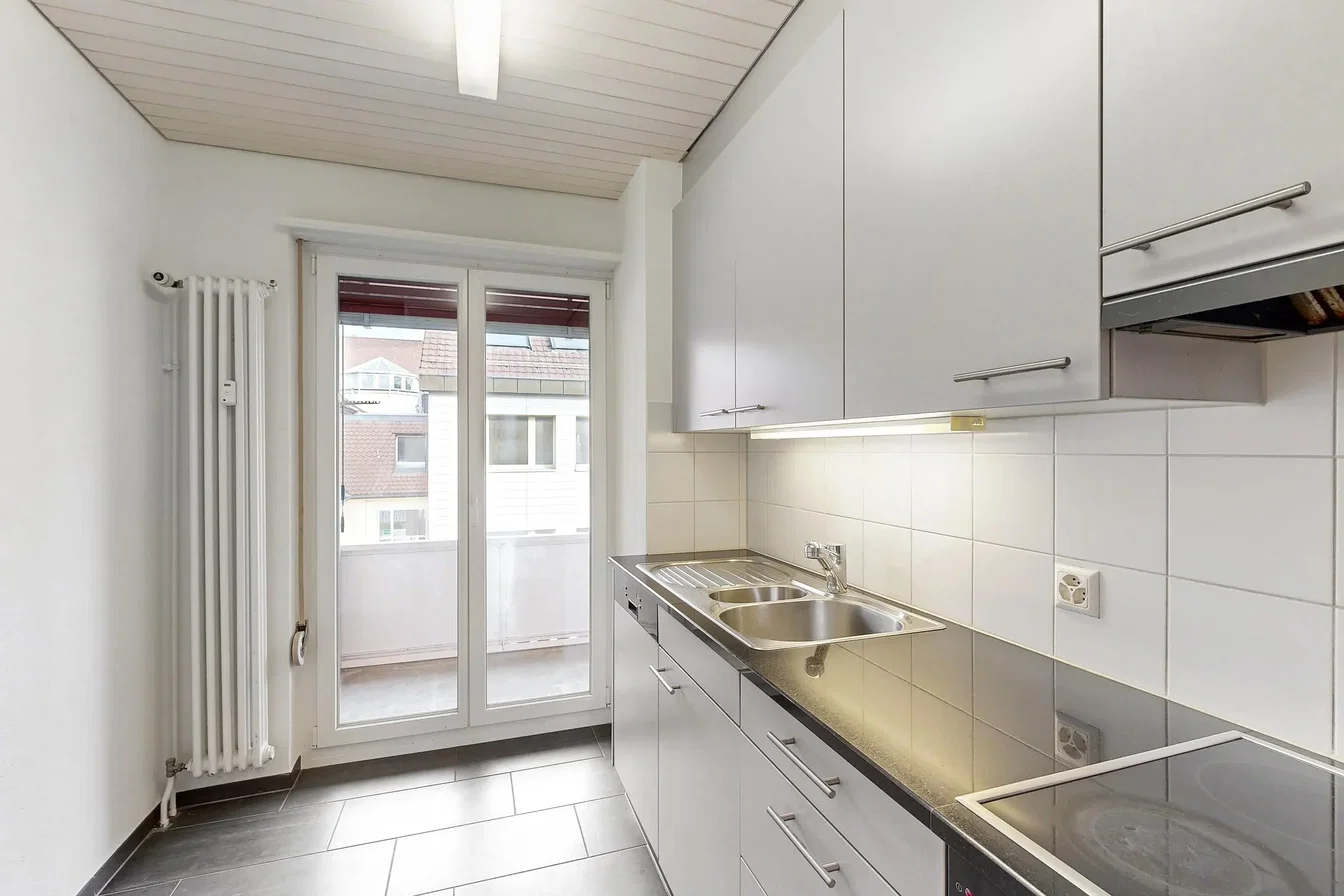 Keuken; keukenapparatuur, tegelvloer, natuurlijk licht
