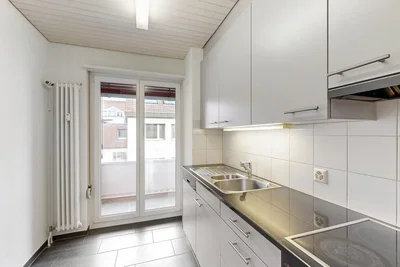 Keuken; keukenapparatuur, tegelvloer, natuurlijk licht