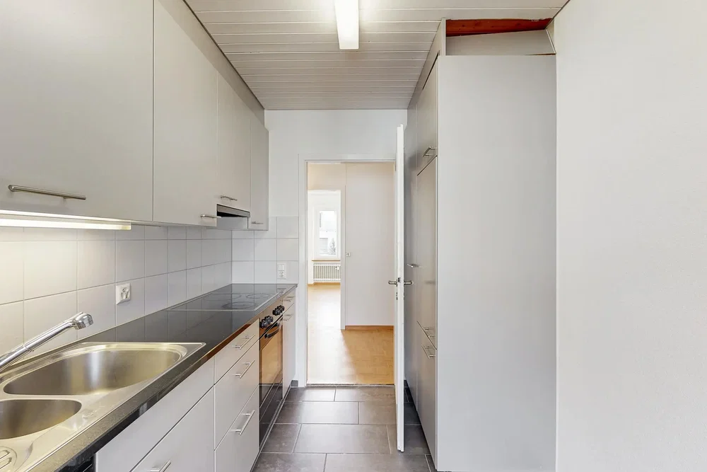 Keuken; tegelvloer, natuurlijk licht