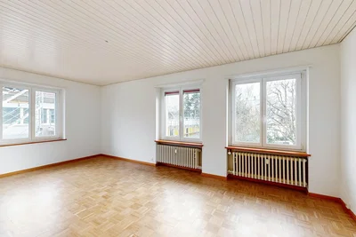 Woonkamer; houten vloer, natuurlijk licht