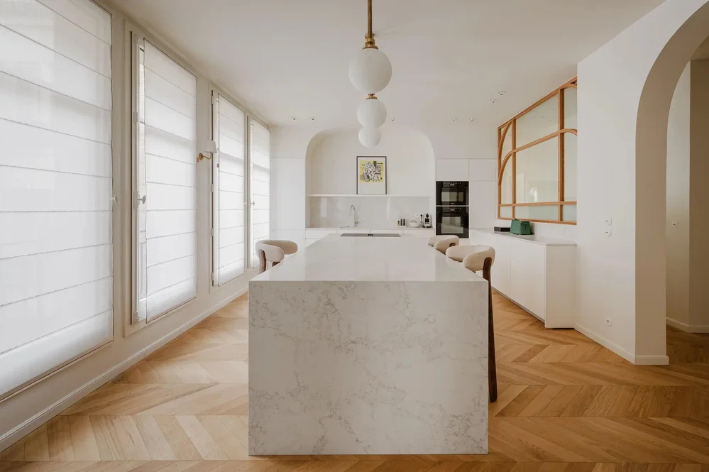 Cucina; luce naturale, pavimento in legno, ristrutturato, stile moderno