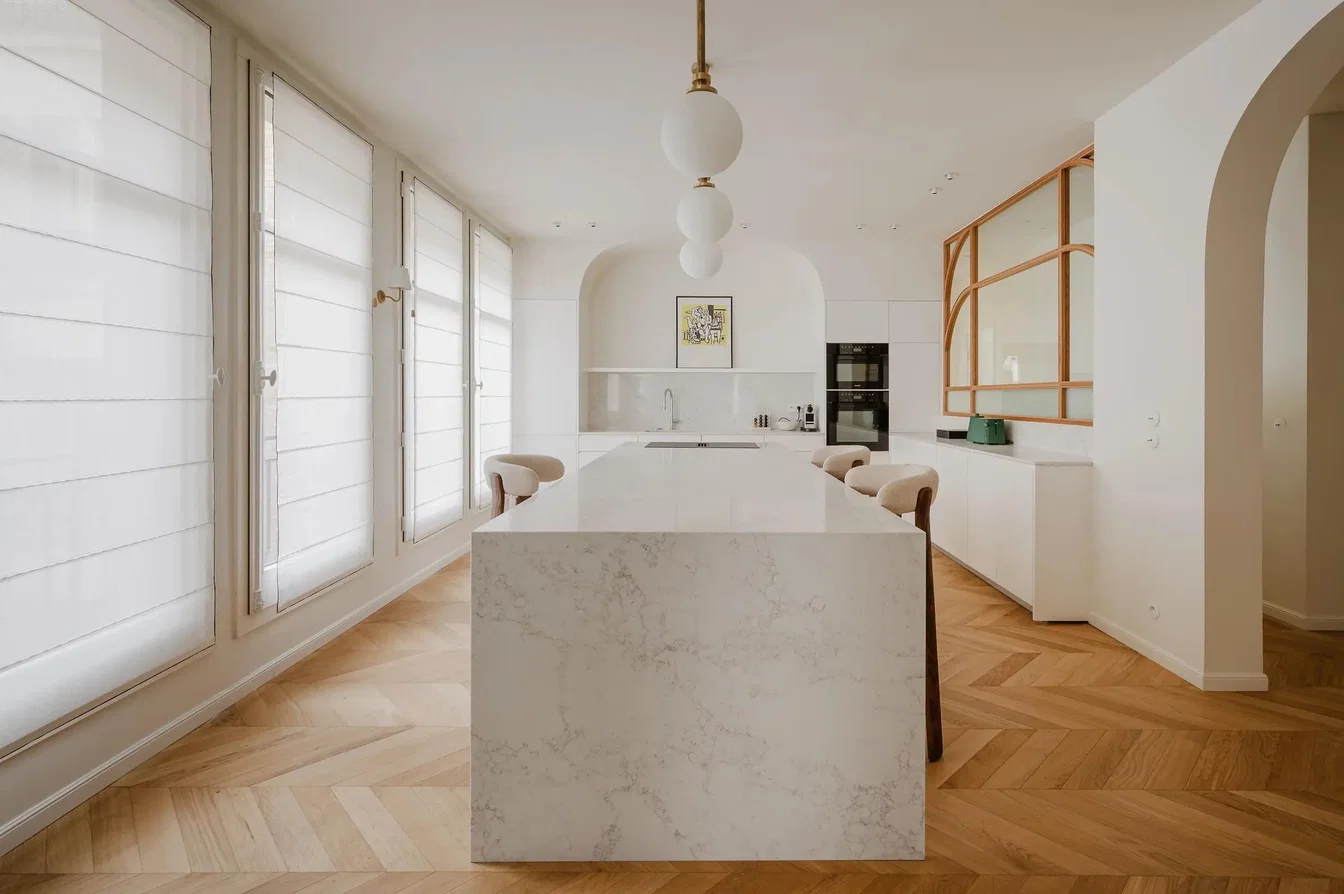 Cucina; luce naturale, pavimento in legno, ristrutturato, stile moderno