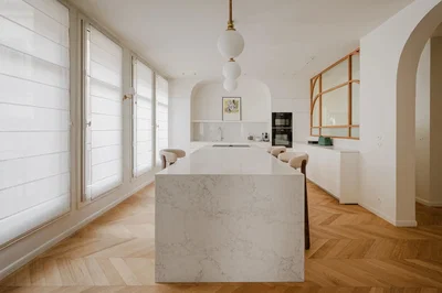 Cucina; luce naturale, pavimento in legno, ristrutturato, stile moderno