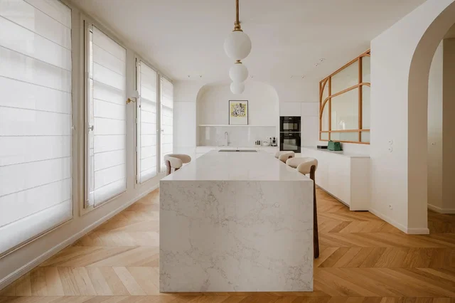 Cucina; luce naturale, pavimento in legno, ristrutturato, stile moderno