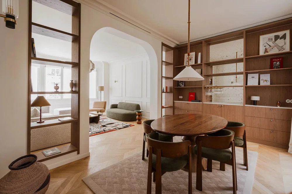 Soggiorno; pavimento in legno, luce naturale, stile moderno
